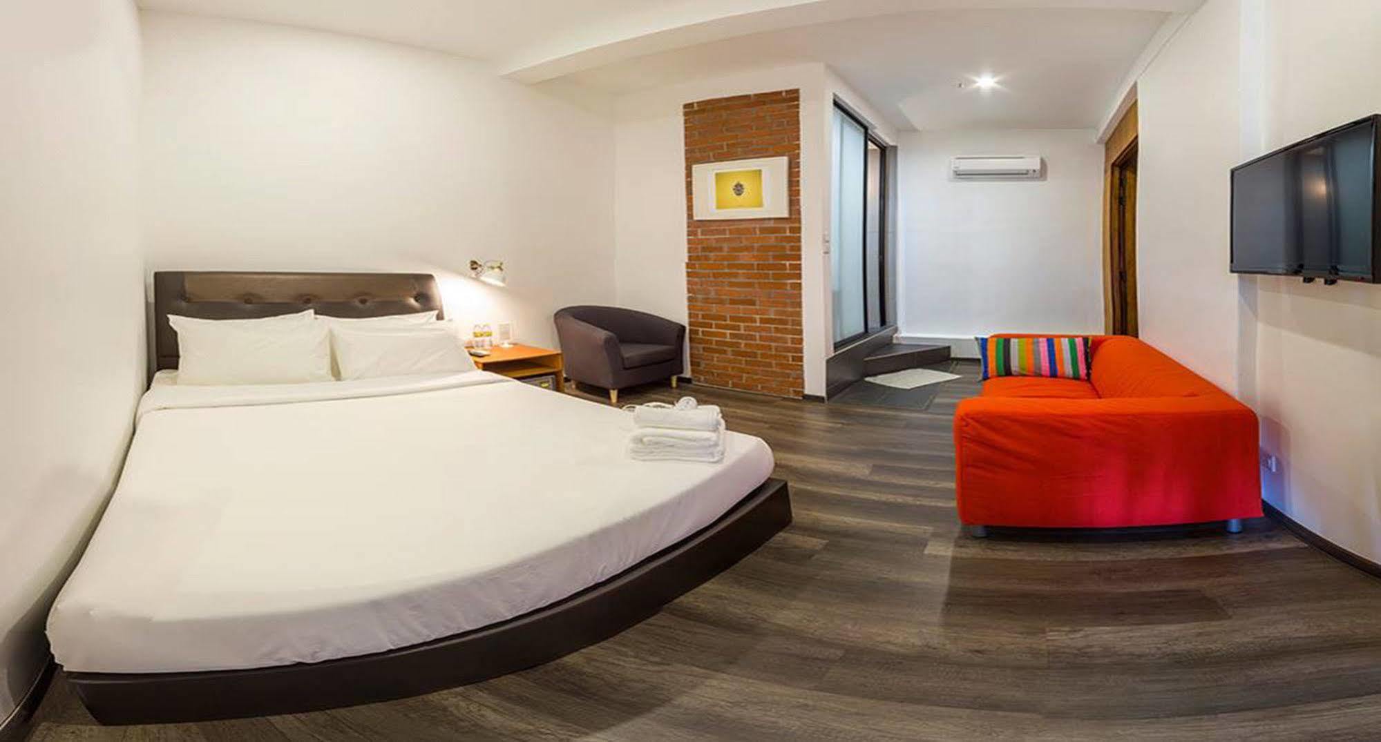 Roomies Suites Batu Ferringhi Eksteriør billede